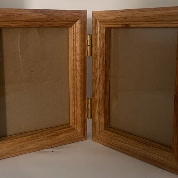 Vintage Solid Oak Hinged Double Photo Frame – Beveled Edge with Brass Hinges - Picture 2 of 6